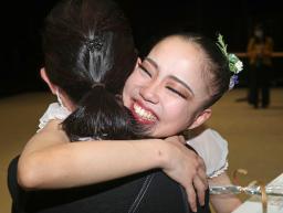 　ローザンヌ国際バレエコンクールで２位となり、吉田洋子さん（手前）と抱き合う田中月乃さん＝５日、スイス・モントルー（共同）
