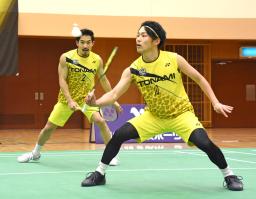 　Ｓ／Ｊリーグでジェイテクトと対戦する園田啓悟（奥）、嘉村健士組＝熊本県八代市