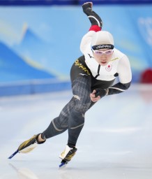 　女子５００メートルタイムトライアルで滑走する小平奈緒＝５日、北京（共同）