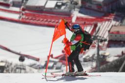 　強風で男子滑降のレースが延期となり、旗門を引き抜く係員＝６日、延慶（ＡＰ＝共同）