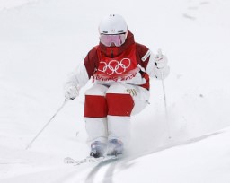 　女子モーグル決勝３回目　コブを攻める川村あんり＝張家口（共同）