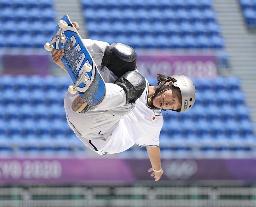 　東京五輪スケートボード男子パーク予選で演技する平野歩夢。決勝進出を逃した＝２０２１年８月５日、有明アーバンスポーツパーク