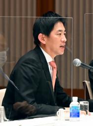 　経団連の十倉雅和会長と会談する小林経済安保相＝７日午前、東京都千代田区