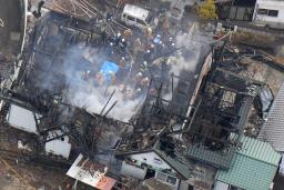 　福岡県嘉麻市の住宅火災現場＝７日午前１０時１７分（共同通信社ヘリから）