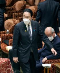 　衆院予算委に臨む岸田首相＝７日午前