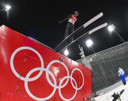 　男子個人ノーマルヒル決勝で、ジャンプ台から飛び出す小林陵侑＝６日、張家口（共同）