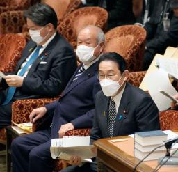 　衆院予算委に臨む岸田首相（右）＝７日午前