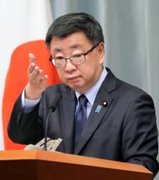 　記者会見する松野官房長官＝７日午前、首相官邸