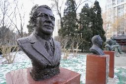 　北京中心部の公園にお目見えしたＩＯＣのバッハ会長の胸像＝１月２６日（共同）