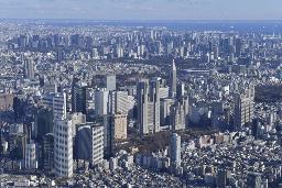 　東京都庁（中央）と周辺の町並み