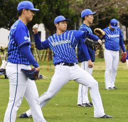 　１軍キャンプに合流したＤｅＮＡ・小園（手前から２人目）＝宜野湾