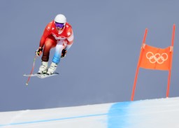 　男子滑降で優勝したスイスのベアト・フォイツ＝延慶（共同）