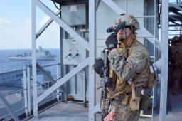 　沖縄近海で実施された米海兵隊と海軍の合同訓練「ノーブル・フュージョン」で、海軍の艦船「ミゲルキース」の艦上で捜索・押収の訓練をする海兵隊員＝５日