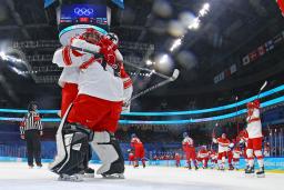 　アイスホッケー女子１次リーグ、チェコを破って初勝利を挙げ、喜ぶデンマークの選手たち＝７日、北京（ＡＰ＝共同）