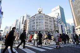 　マスク姿で東京・銀座を行き交う人たち＝３日