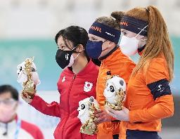 　スピードスケート女子１５００メートルで銀メダルを獲得し、金のイレイン・ブスト（中央）、銅のアントワネット・デヨング（右）と写真に納まる高木美帆＝７日、北京（共同）