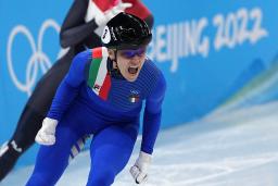 　スピードスケート・ショートトラックの女子５００ｍで２連覇し、ガッツポーズのアリアンナ・フォンタナ＝７日、北京（ＡＰ＝共同）