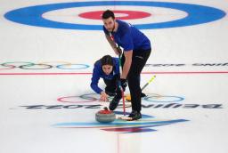 　カーリング混合ダブルス、準決勝のスウェーデン戦でストーンを投じるイタリアのステファニア・コンスタンティニ（左）＝７日、北京（ロイター＝共同）
