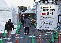 　自衛隊が運営する新型コロナウイルスワクチンの大規模接種会場へ向かう人たち＝７日、東京・大手町