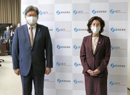 　会談に臨む萩生田経産相（左）とレモンド米商務長官＝２０２１年１１月、経産省