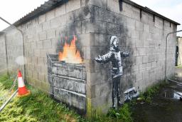 　移設されることになった路上芸術家バンクシーの壁画＝２０１８年１２月、英ウェールズ・ポートタルボット（ＰＡ通信＝共同）