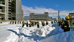 　ＪＲ札幌駅構内で行われた除雪作業＝７日（ＪＲ北海道提供）