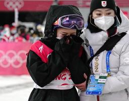 　ジャンプ混合団体で、１回目の飛躍が失格となり、声を上げて泣く高梨沙羅＝７日、張家口（共同）