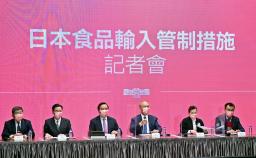 　８日、台湾行政院が開催した記者会見＝台北（行政院提供、共同）