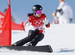 　女子パラレル大回転予選　滑走する竹内智香＝張家口（共同）
