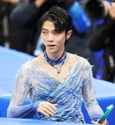 　男子ＳＰの演技を終え、引き揚げる羽生結弦＝北京（共同）