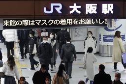 　ＪＲ大阪駅をマスク姿で歩く人たち＝２日