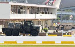 　米軍那覇港湾施設で鉄条網を設置する米兵＝８日午後、那覇市
