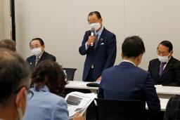 　超党派の「空襲議連」の総会であいさつする河村建夫前会長（奥中央）＝８日午後、東京・永田町