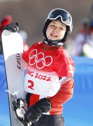 　女子パラレル大回転１回戦　転倒し、途中棄権で敗退した三木つばき＝張家口（共同）