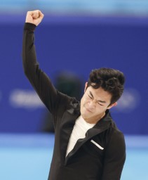 　男子ＳＰの演技を終え、ガッツポーズするネーサン・チェン＝北京（共同）