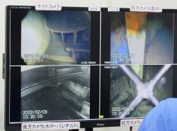 　福島第１原発１号機の調査で、ロボットの複数のカメラが捉えた原子炉格納容器の内部を映したモニター＝８日午後（東京電力提供）