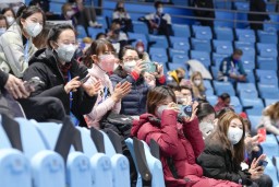　男子ＳＰ直前の練習で、場内の羽生結弦の紹介に拍手を送る観客＝北京（共同）