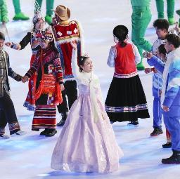 　４日、北京冬季五輪開会式に登場したチマ・チョゴリ姿の女性（中央）＝北京（聯合＝共同）
