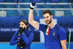 　ノルウェーに勝利して金メダル獲得し、喜ぶイタリアのコンスタンティニ（左）、モザネル組＝北京（ロイター＝共同）