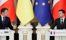 　会談後に記者会見するフランスのマクロン大統領（左）とウクライナのゼレンスキー大統領＝８日、キエフ（ロイター＝共同）