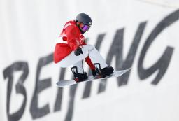 　女子ハーフパイプ予選　エアを決める冨田るき＝張家口（共同）