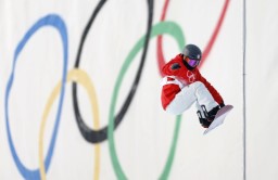 　女子ハーフパイプ予選　エアを決める冨田るき＝張家口（共同）