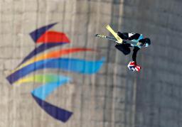 　男子ビッグエア、優勝確定後の最終３回目にノルウェー国旗を手にトリックを決めるビルク・ルー＝９日、北京（ロイター＝共同）