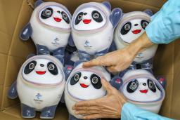 　中国南東部晋江市の工場で箱詰めされる「ビンドゥンドゥン」のぬいぐるみ＝８日（ＡＰ＝共同）