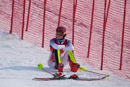 　女子回転１回目で途中棄権した米国のミカエラ・シフリン＝延慶（ＡＰ＝共同）