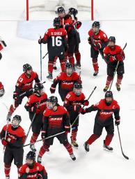 　１次リーグのチェコ戦に勝利し、喜ぶ日本チーム＝８日、北京（共同）