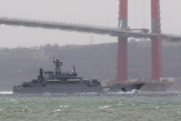 　８日、黒海に向かうロシアの軍艦＝トルコ西部チャナッカレ（ロイター＝共同）