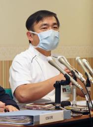 　記者会見する慈恵病院の蓮田健院長＝９日午後、熊本市