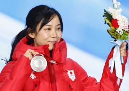 　スピードスケート女子１５００メートルのメダルセレモニーで、銀メダルを手にする高木美帆＝８日、北京（共同）