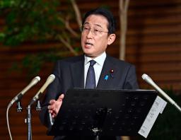 　１３都県に適用しているまん延防止等重点措置を延長する方針を固め、記者団の取材に応じる岸田首相＝９日夜、首相官邸